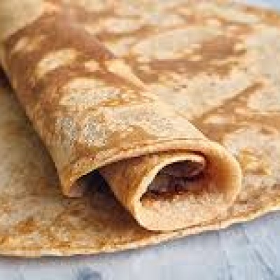 Een opgerolde pannenkoek op een pannenkoek