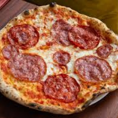 Een salami pizza