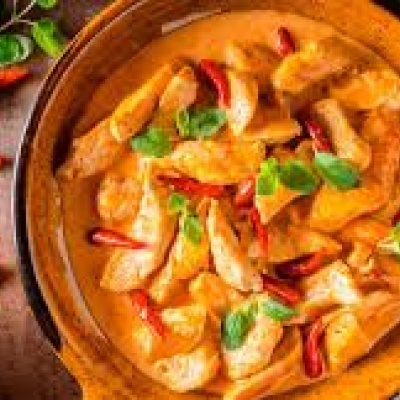 Rode curry met kip en groene en rode kruiden