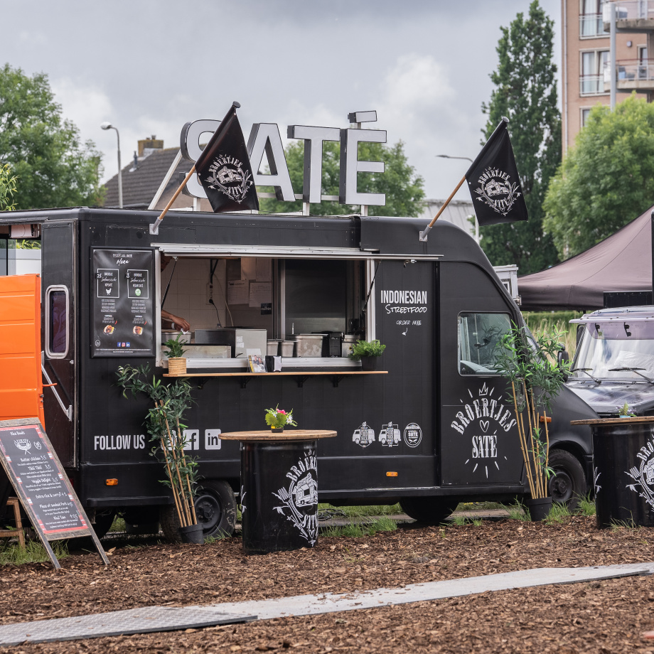 A black foodtruck with the letters "Saté" on top
